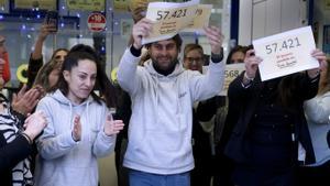 Celebraciones en Doña Manolita tras vender varios de quintos premios del sorteo extraordinario de Navidad de la Lotería Nacional