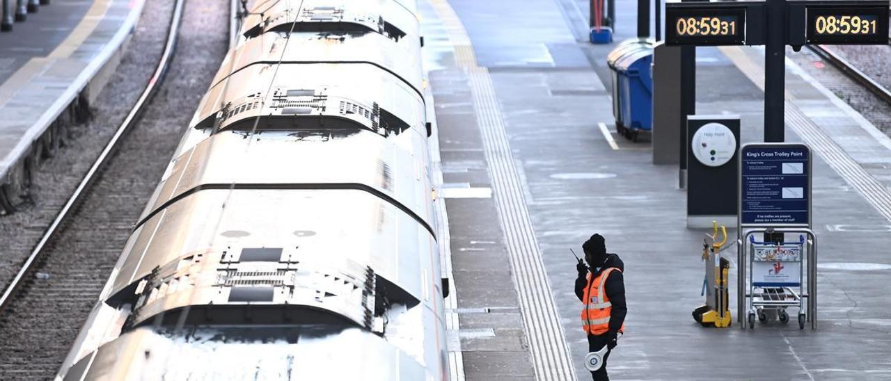 Un empleado aguarda la llegada de un tren en la estación de Kings Cross, este viernes en Londres (Reino Unido).