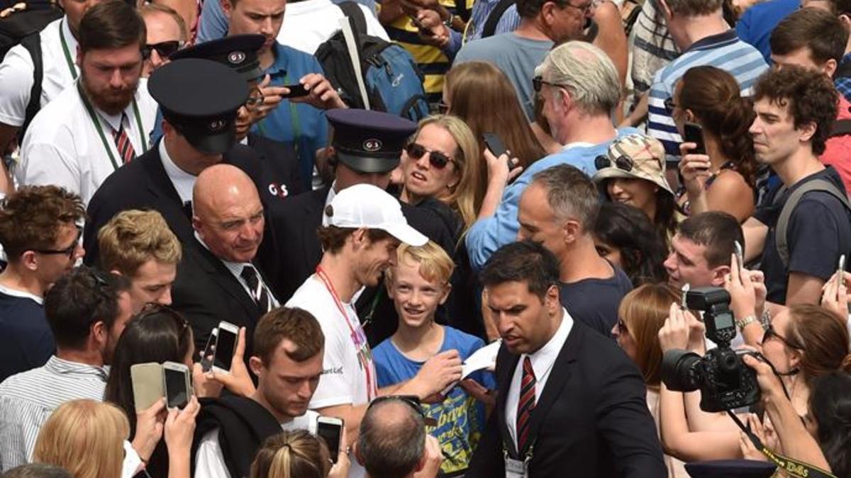 Andy Murray, rodeado de aficionados a la salida de su entrenamiento de este sábado