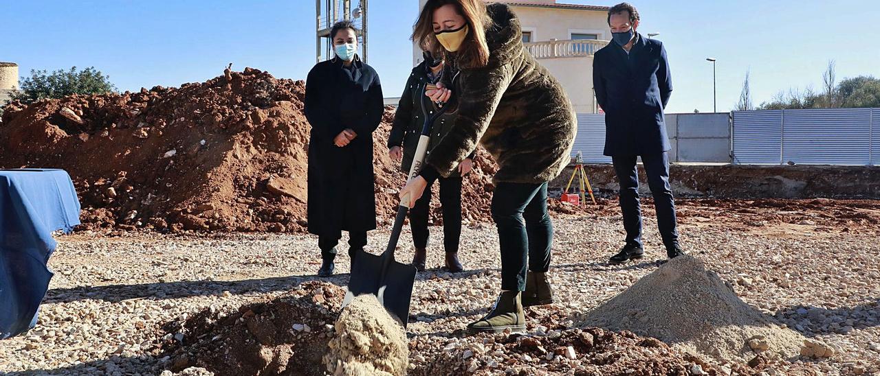 Imagen de la presidenta Francina Armengol colocando la primera piedra para viviendas del Ibavi en Santanyí.