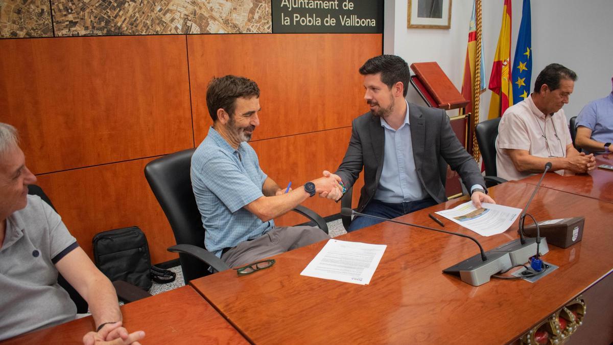 El alcalde firma con el acuerdo con la propiedad
