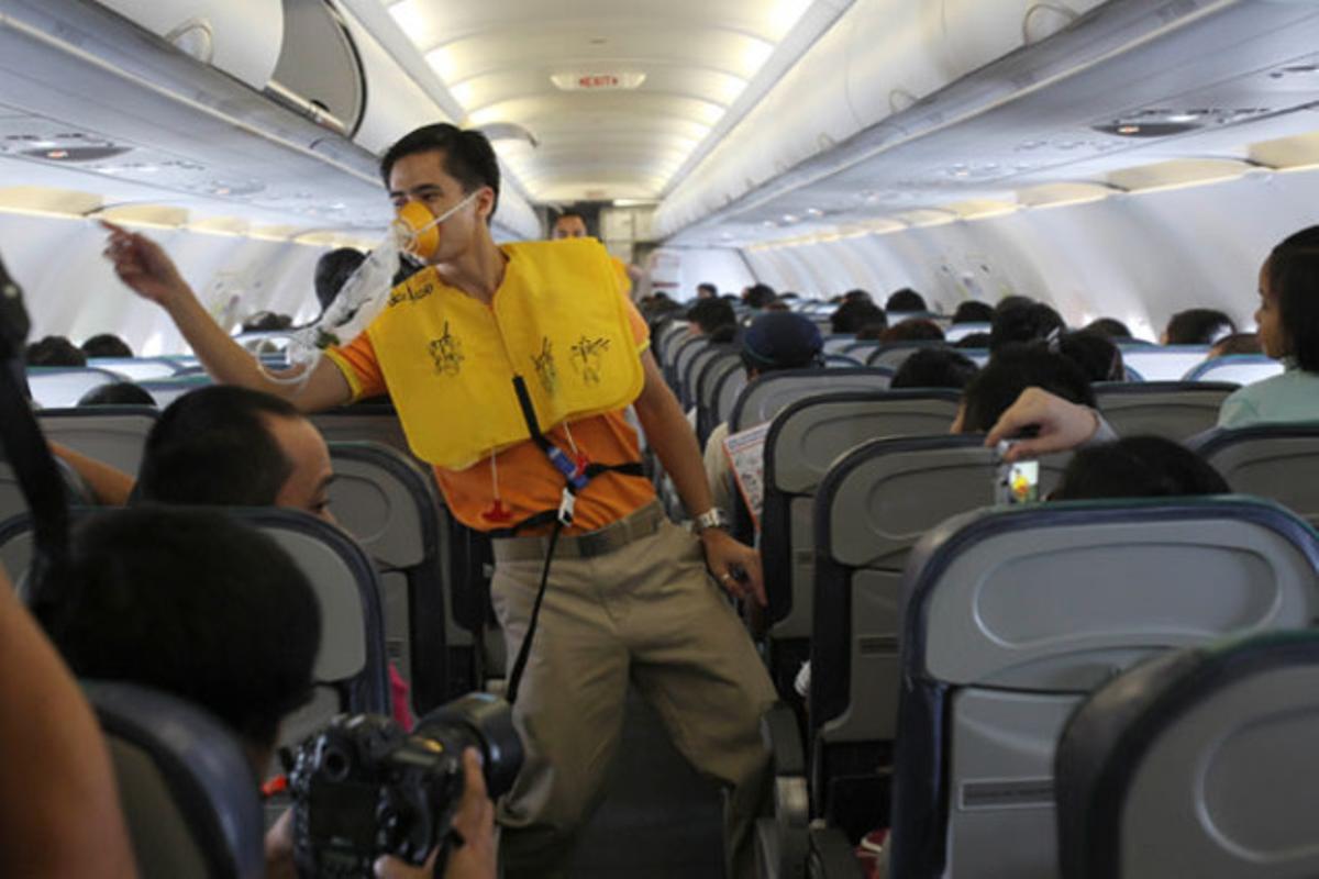 La tripulació de la companyia Cebu Pacific balla mentre dóna les instruccions de seguretat als passatgers d’un vol, a Manila (Filipines).