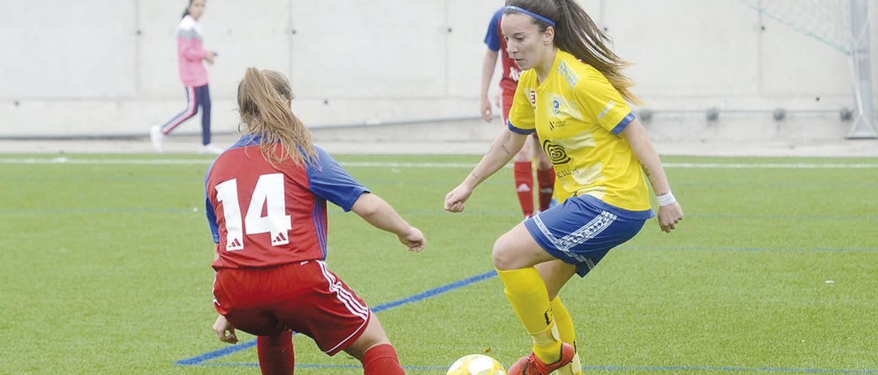 Miriam Señoráns encarando a una jugadora gijonesa. // Noé Parga