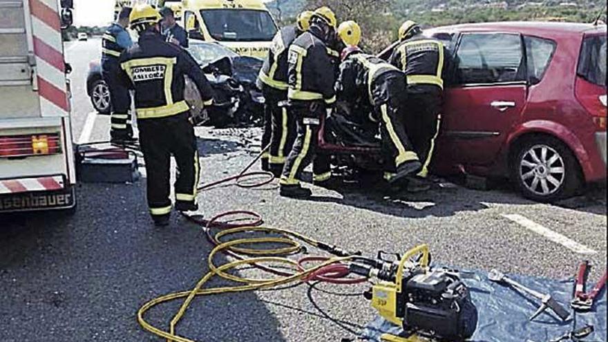 Los bomberos, ayer, cuando rescataban a uno de los heridos.