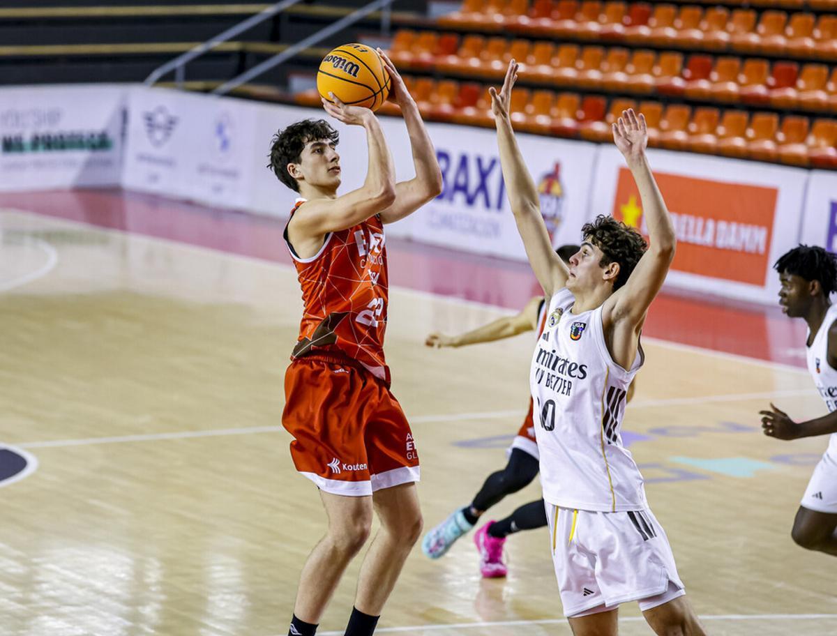 Lucas Sñanchez llançant davant d'Ömer Kutluay