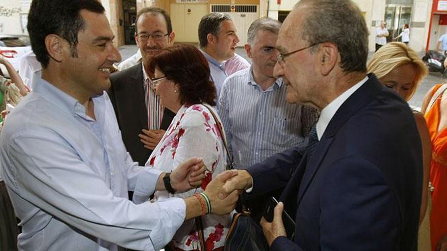 El líder del PP andaluz, Juan Manuel Moreno, y el alcalde de Málaga, Francisco de la Torre, en su visita a la fundación Corinto.