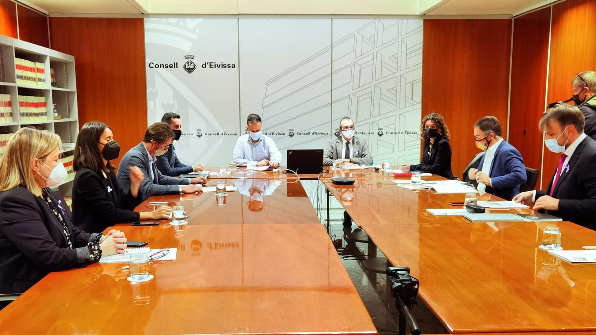 Representantes del Govern balear y del Consell Insular y agentes sociales de Ibiza en el transcurso de la reunión.