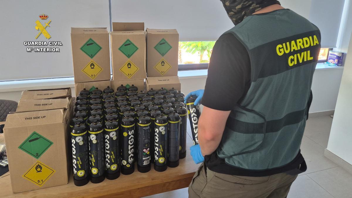 ÓXIDO NITROSO | La Guardia Civil interviene en el Sur de Tenerife trece toneladas de gas de la risa