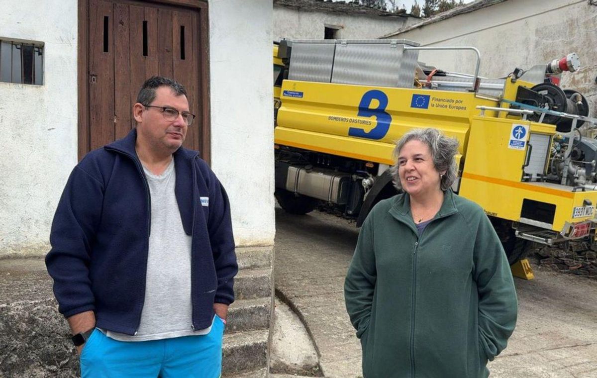 La alcaldesa, Gemma Álvarez, junto a una casa quemada en Villamayor.