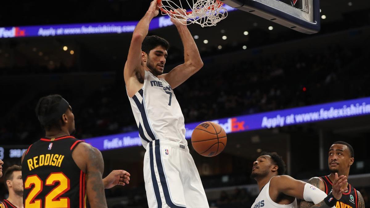 Aldama completa con un mate una acción en un partido de los Grizzlies.