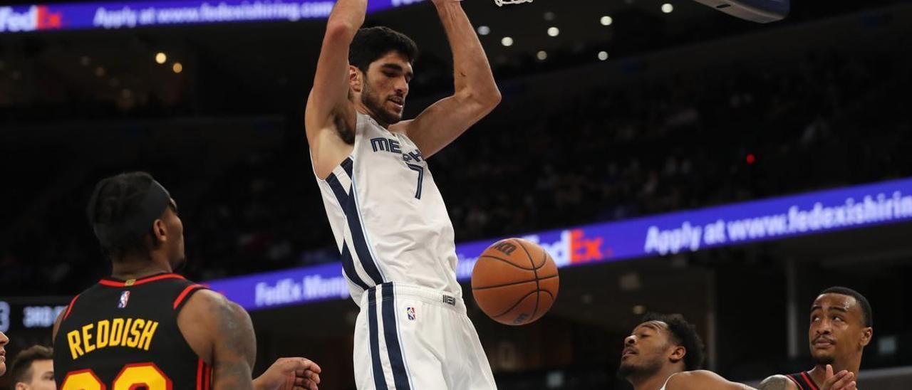 Aldama completa con un mate una acción en un partido de los Grizzlies.