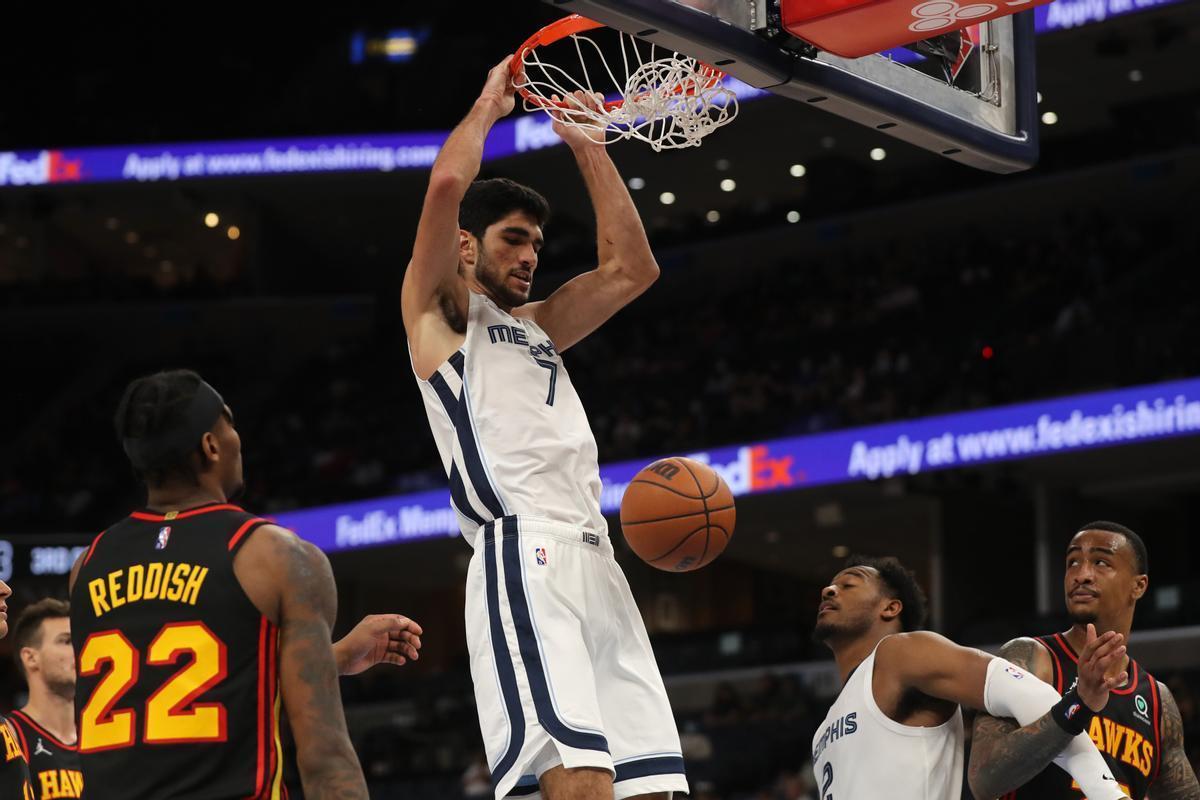 Aldama completa con un mate una acción en un partido de los Grizzlies.