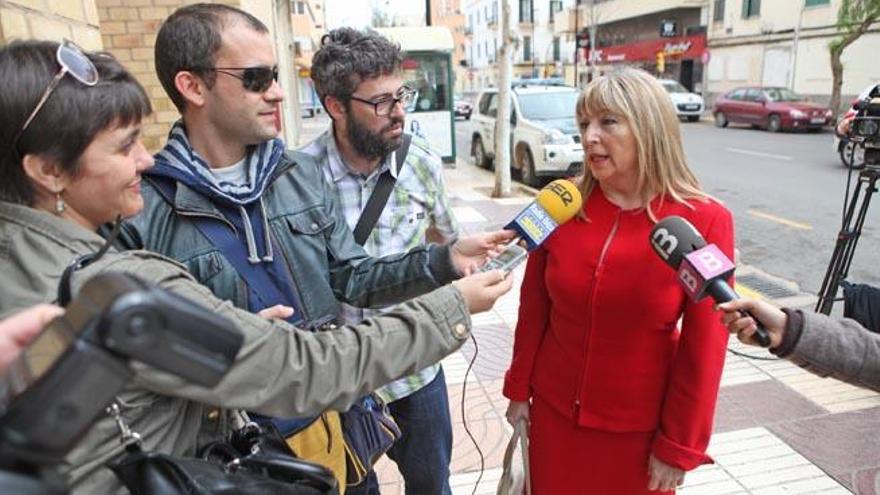 Sánchez-Jáuregui habla con los periodistas poco antes de declarar ante el juez.