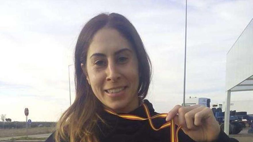 Marta Brañas, con una medalla tras ganar el campeonato de España.