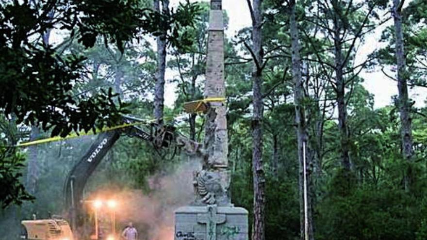 Derribo del monolito en honor a Francisco Franco, en Las Raíces.