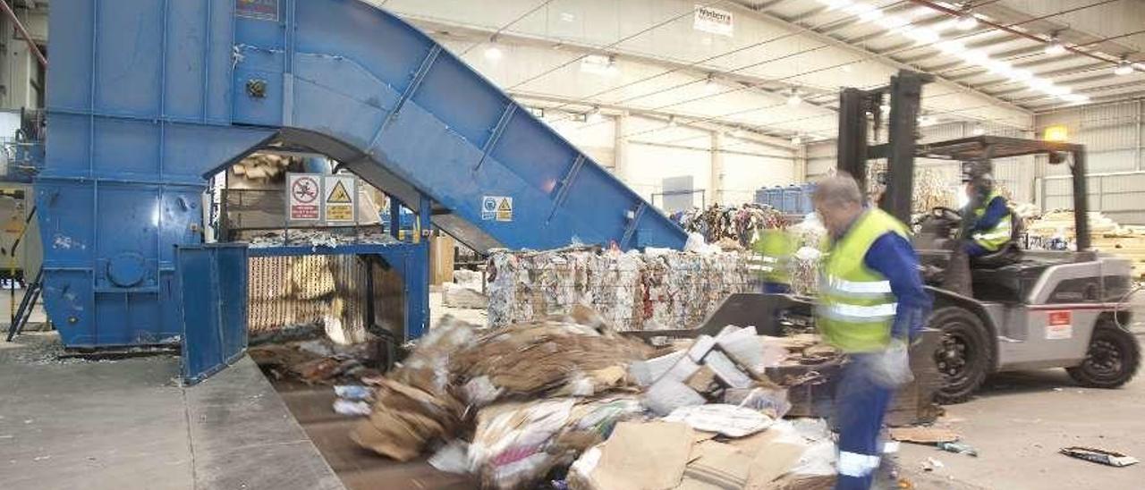 Trabajadores de Cogami Reciclado de Galicia (Coregal). // FdV