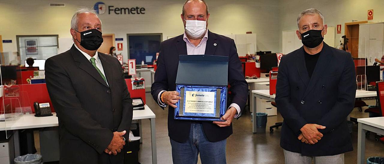 Enrique Arriaga recibe la placa de Femete. | | E.D.
