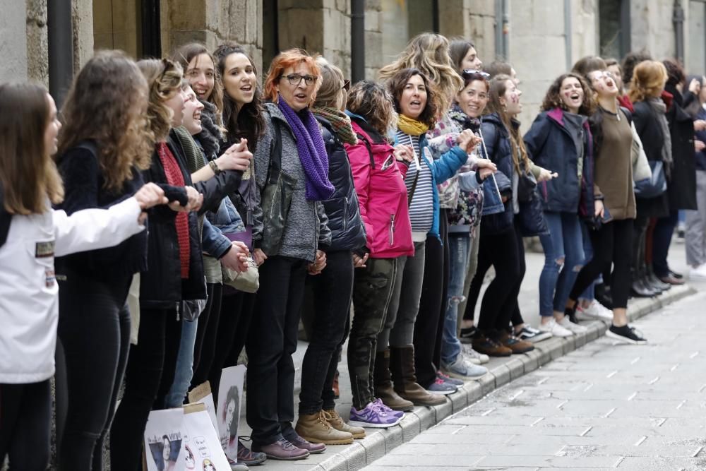 Cadena humana a Girona amb motiu de la vaga feminista