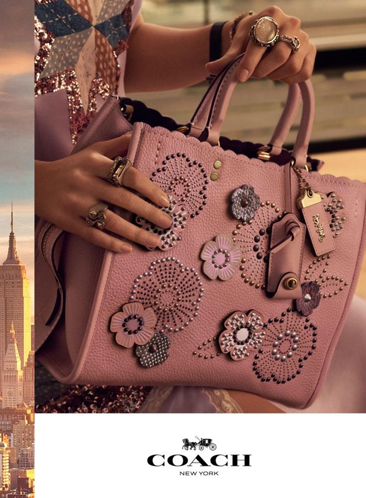 Selena Gomez para Coach: bolso rosa con aplicaciones florales