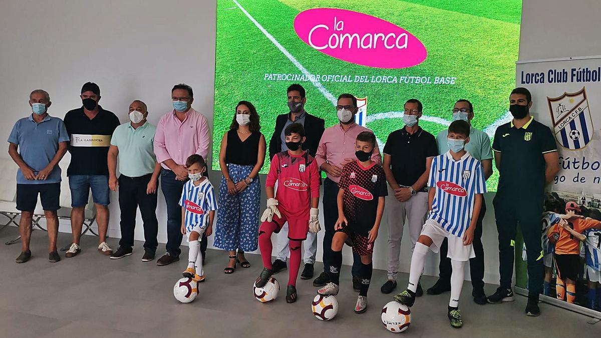 Los jugadores posan con las camisetas que lucirán esta temporada. | C.M.