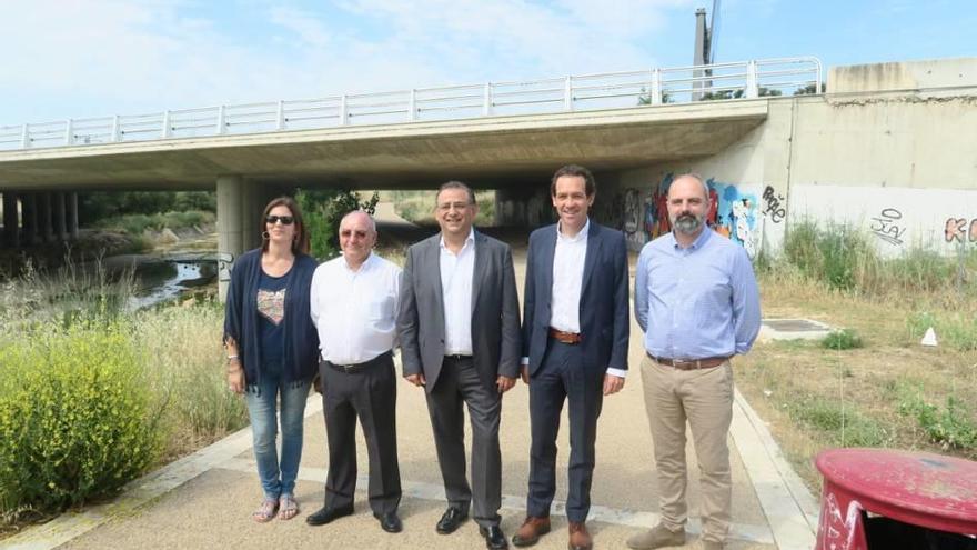 El alcalde y Pons, ayer, en el Passeig, con otros cargos políticos.