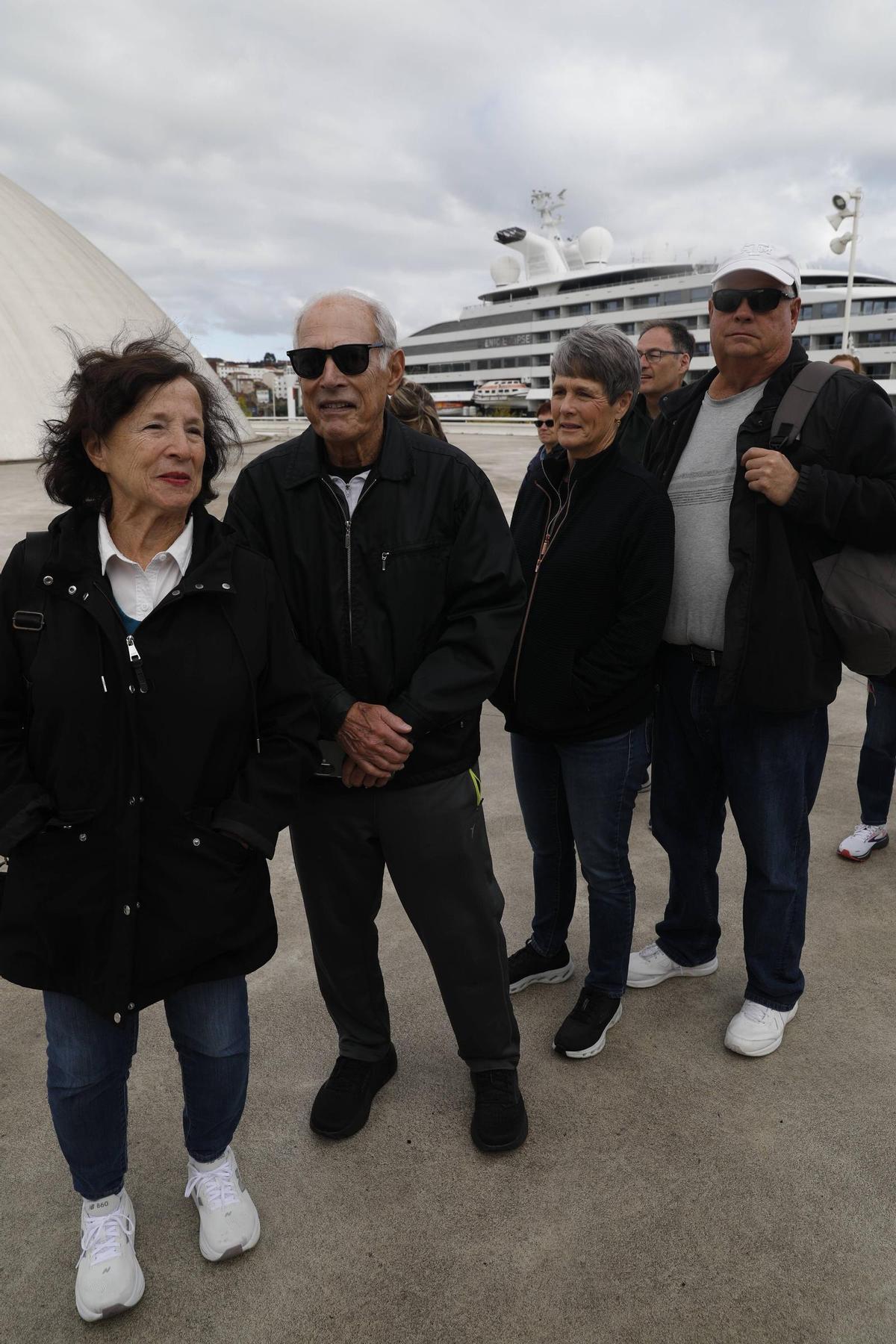 EN IMÁGENES: El Scenic Eclipse ya está en Avilés y la ciudad se llena cruceristas en la primera escala de la temporada EN IMÁGENES: El Scenic Eclipse ya está en Avilés y la ciudad se llena cruceristas en la primera escala de la temporada