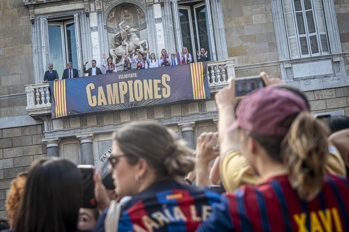 El Barça femenino celebra su Champions en la plaça Sant Jaume