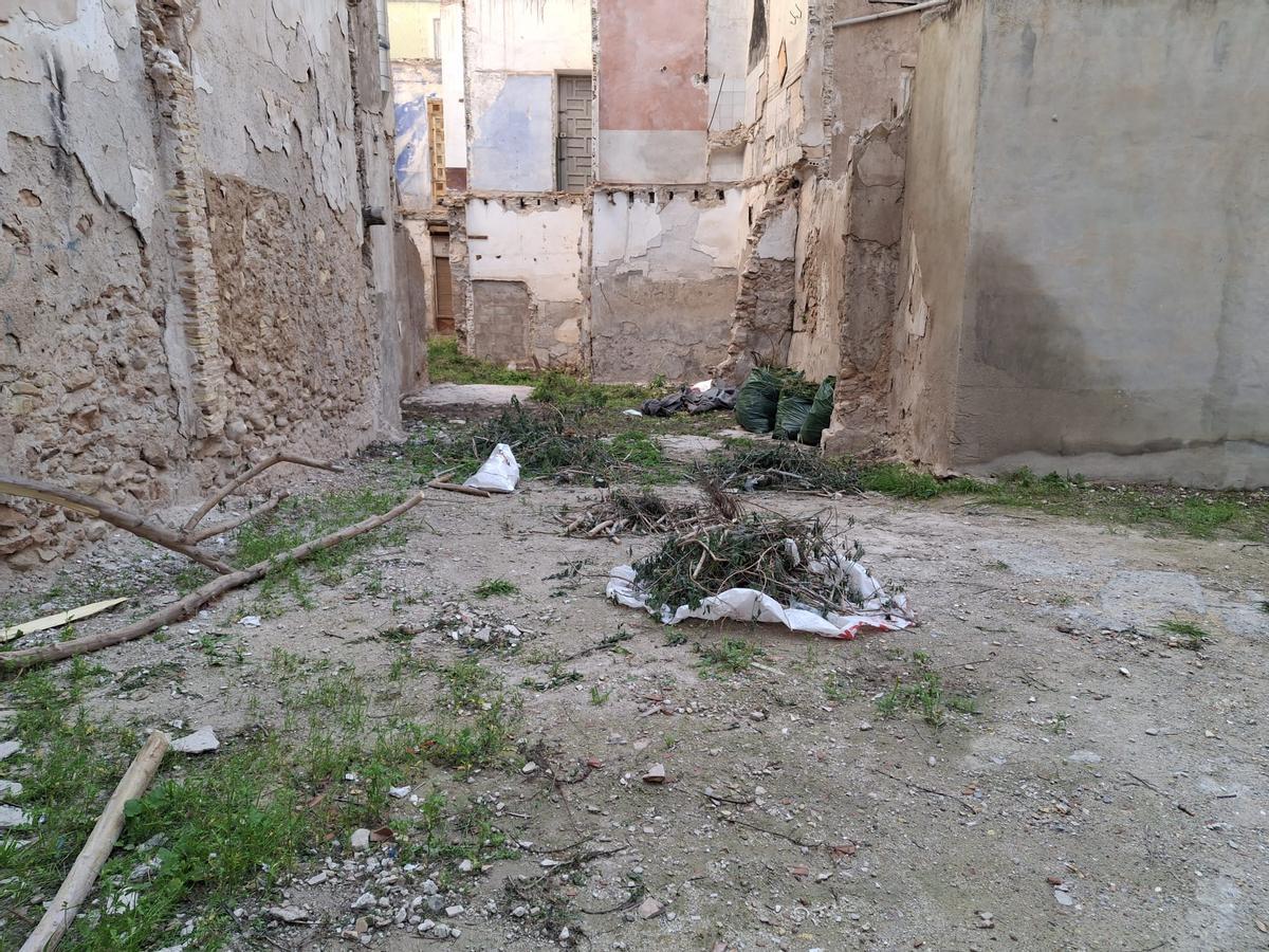 Tareas de limpia del solar de la calle San Isidro que servía de refugio a una colonia de ratas