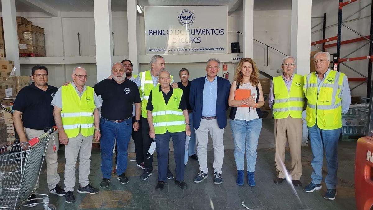 Paco Piñero junto a miembros del Banco de Alimentos de Cáceres.