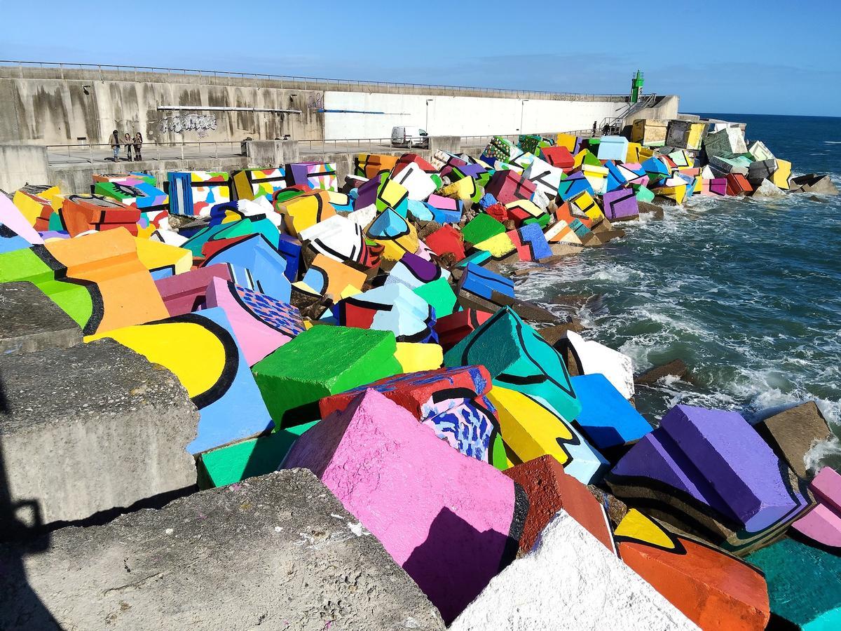 Algunos de los "Cubos de Ibarrola" que han recuperado su colorido.