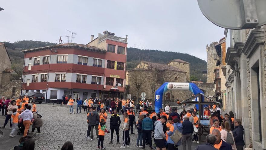 La marea naranja tiñe el casco histórico de Salas para visibilizar el cáncer infantil con cientos de participantes