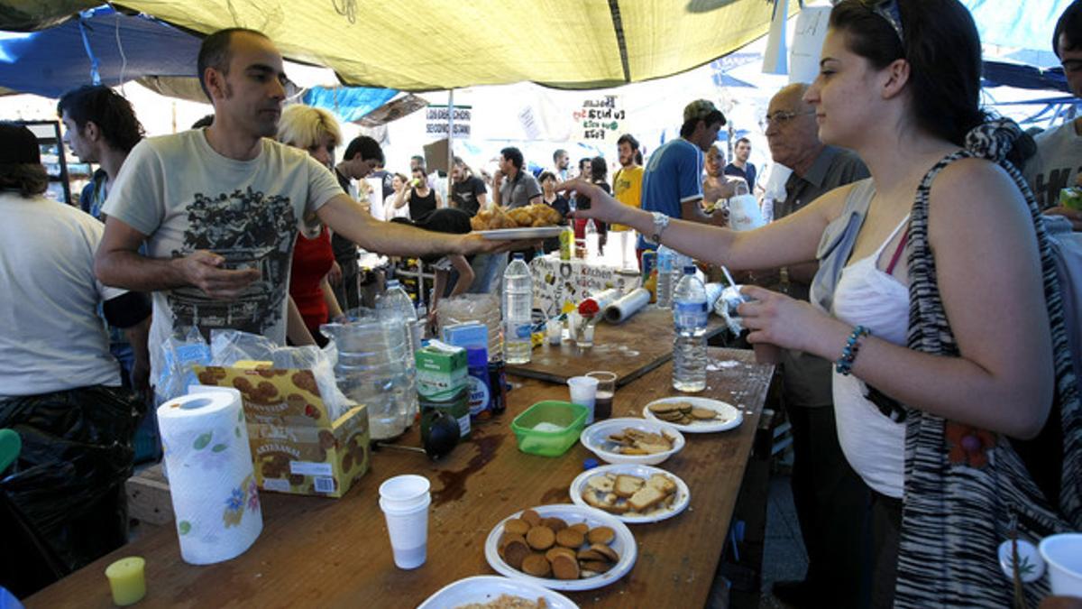 Un tenderete donde se reparte comida en la Puerta del Sol.