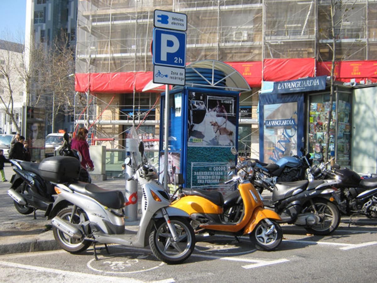 Arriba l’hora de les motos elèctriques. La pujada del preu dels combustibles i la neteja mediambiental incrementarà, sens dubte, l’ús de les motos elèctriques. La fotografia, feta a l’avinguda de Josep Tarradellas, a Barcelona, en mostra unes quantes davant una zona de recàrrega, ja senyalitzada. Les primeres estacions es van instal·lar l’estiu passat, i un estudi del RACC preveu que a la ciutat hi haurà més de 20.000 vehicles d’aquests d’aquí tres anys.