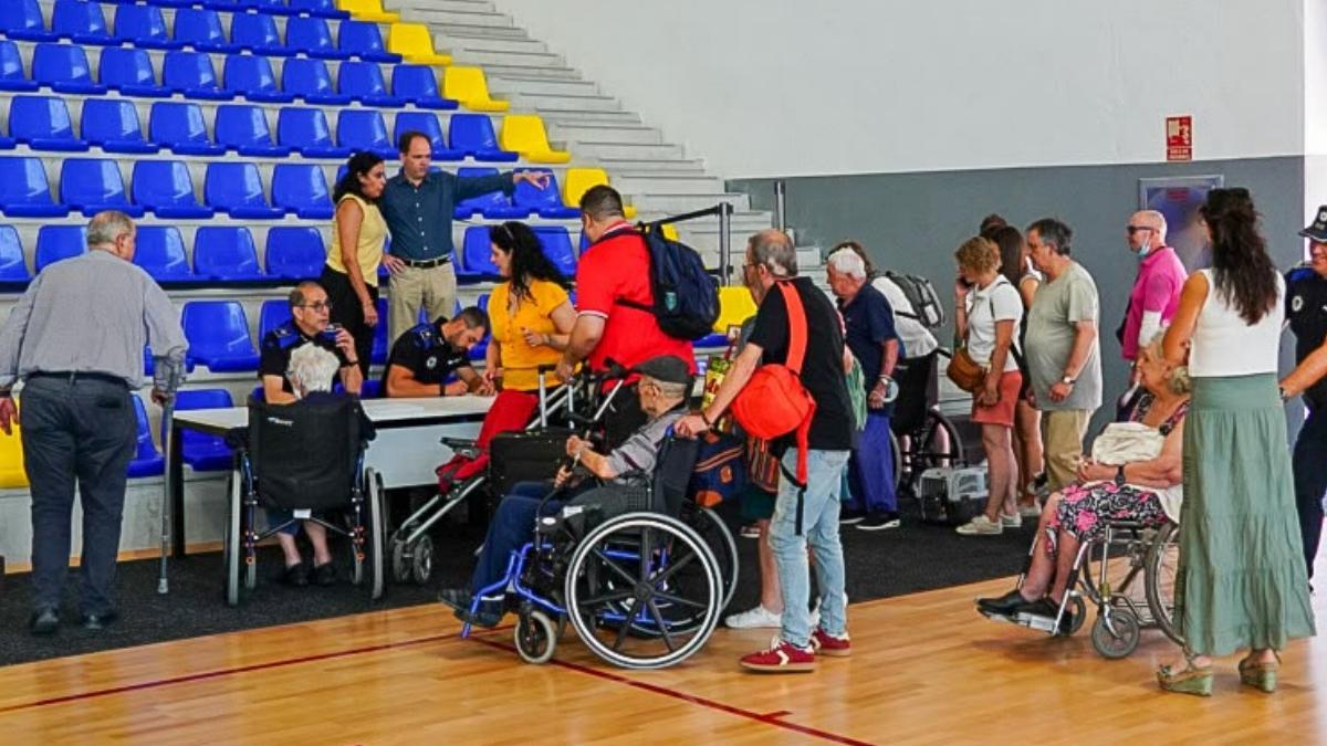 Las Rozas habilita el polideportivo de La Marazuela para atender a vecinos evacuados de Pelayos de la Presa y Colmenar del Arroyo.