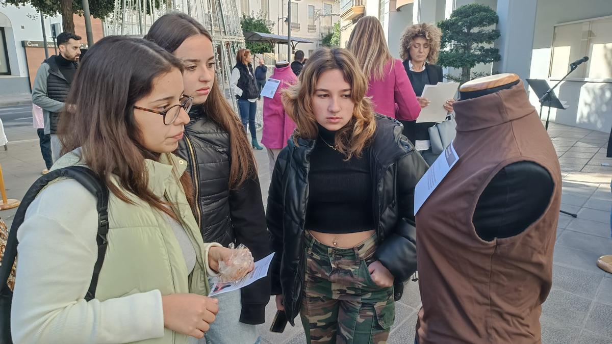 Exposición "¿Qué llevabas puesto? (cuando fuiste agredida sexualmente)" en Quart de Poblet