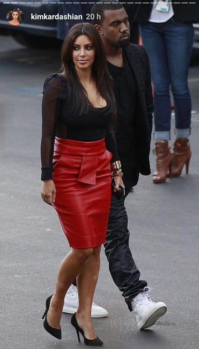 Kim Kardashian con la falda de Balenciaga