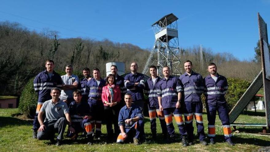 La Ministra de Defensa alaba en Langreo el trabajo de la Brigada Minera: "Estamos orgullosos de vosotros"