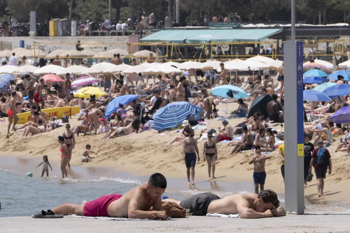 Barcelona 09/06/2025 Día festivo y de calor en Barcelona Playas de Barcelona En la foto, playa de Nova Icaria desde el espigó del Bogatell Fotografía de Ferran Nadeu