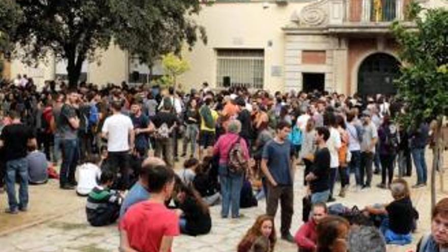 La plaça de l&#039;Institut el dia de l&#039;1-O.