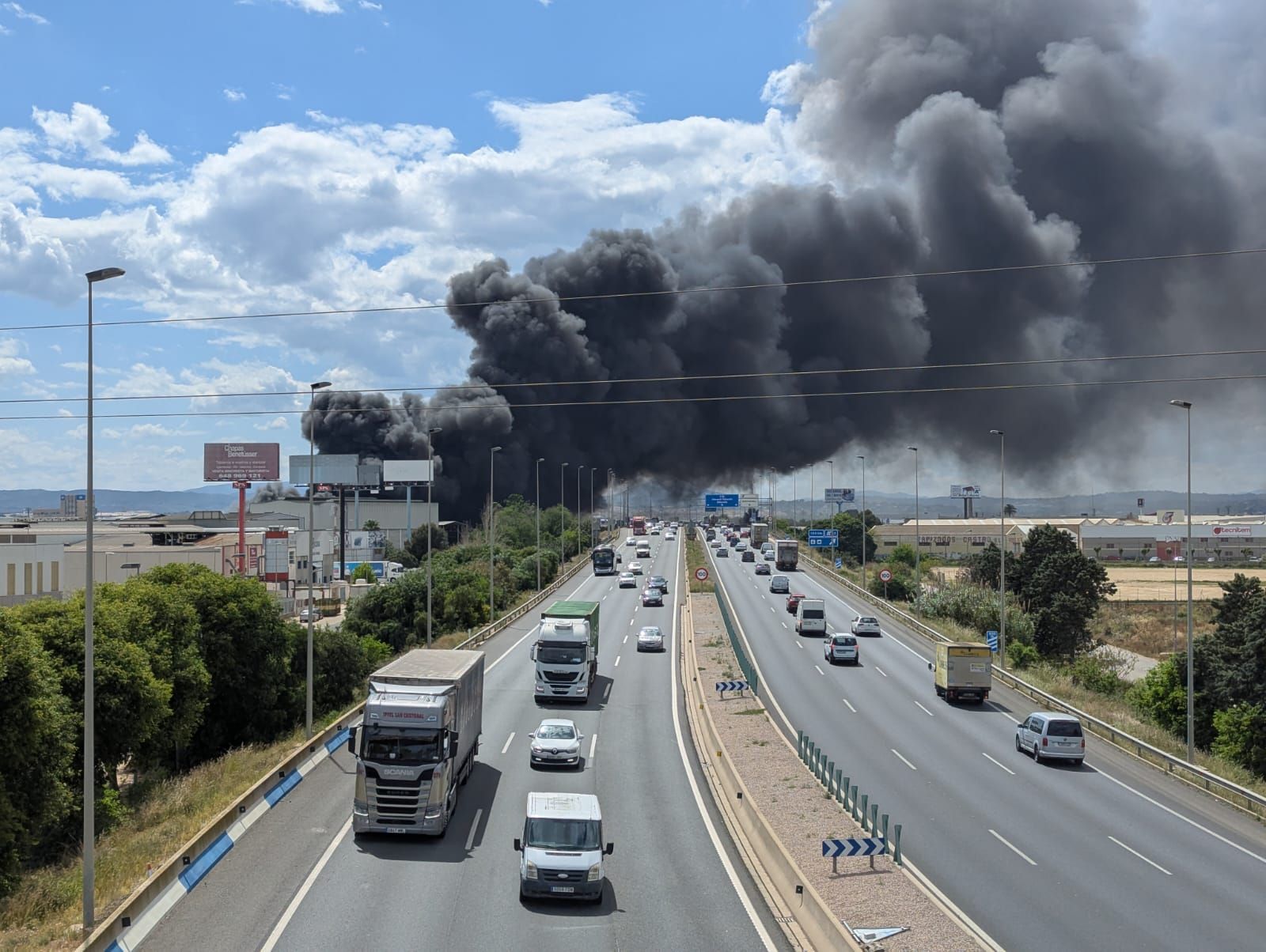 El incendio de la empresa de reciclaje de Silla, en imágenes
