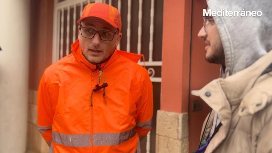 Testimonios del Pregó bajo la lluvia: Protección Civil, al pie del cañón para dejar las calles limpias