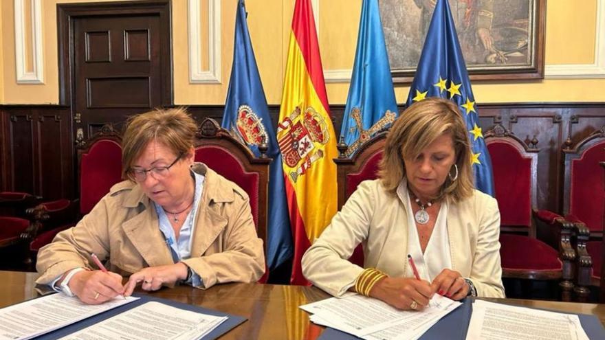 Conchita Méndez, a la derecha, con Mar Prieto, durante la firma del convenio.