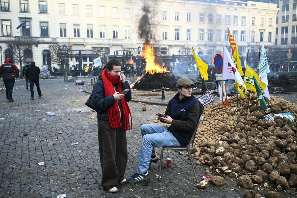 Un agricultor descansa junto a un cargamento de patatas en la Place du Luxembourg durante la protesta convocada por Copa-Cogeca. El sector denuncia que el acuerdo con Mercosur y los recortes en las ayudas de la PAC ponen en peligro la viabilidad de las explotaciones europeas. 18 de diciembre de 2025, Bruselas.