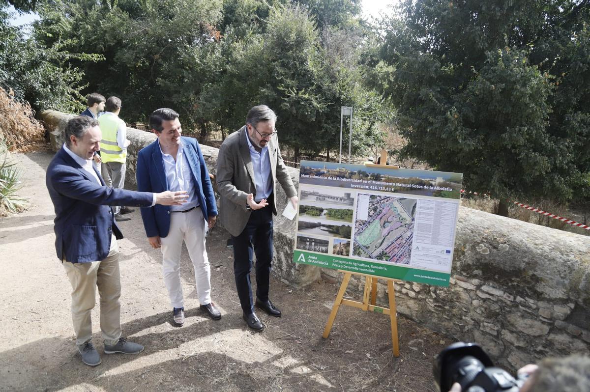 El delegado de Medio Ambiente, el alcalde y el delegado del Gobierno andaluz en los Sotos de la Albolafia.