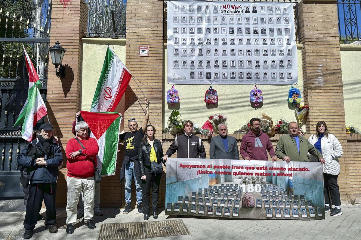 Decenas de personas se concentraron acompañados por el embajador iraní, Reza Zabib, frente a la embajada de Irán en Madrid
