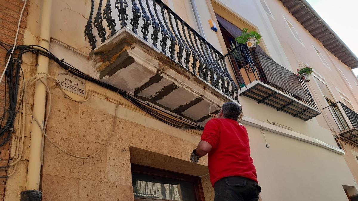 Uno de los operarios que han participado en los trabajos de renovación de la casa de la calle Sants.