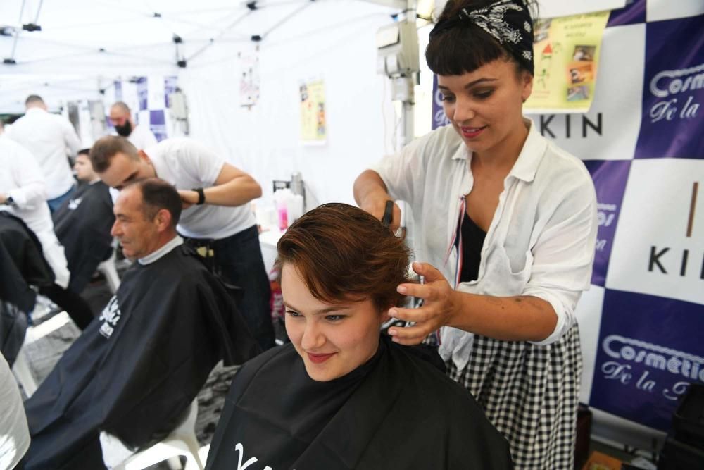 Las jardines de Méndez Núñez se convierten en peluquería improvisada por una buena causa. Más de 70 peluqueros de diferentes puntos de España participaron en la Barbería Solidaria.