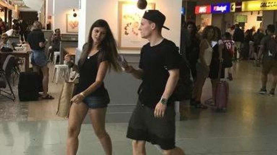 Gameiro, con su pareja Lina en el aeropuerto ibicenco.
