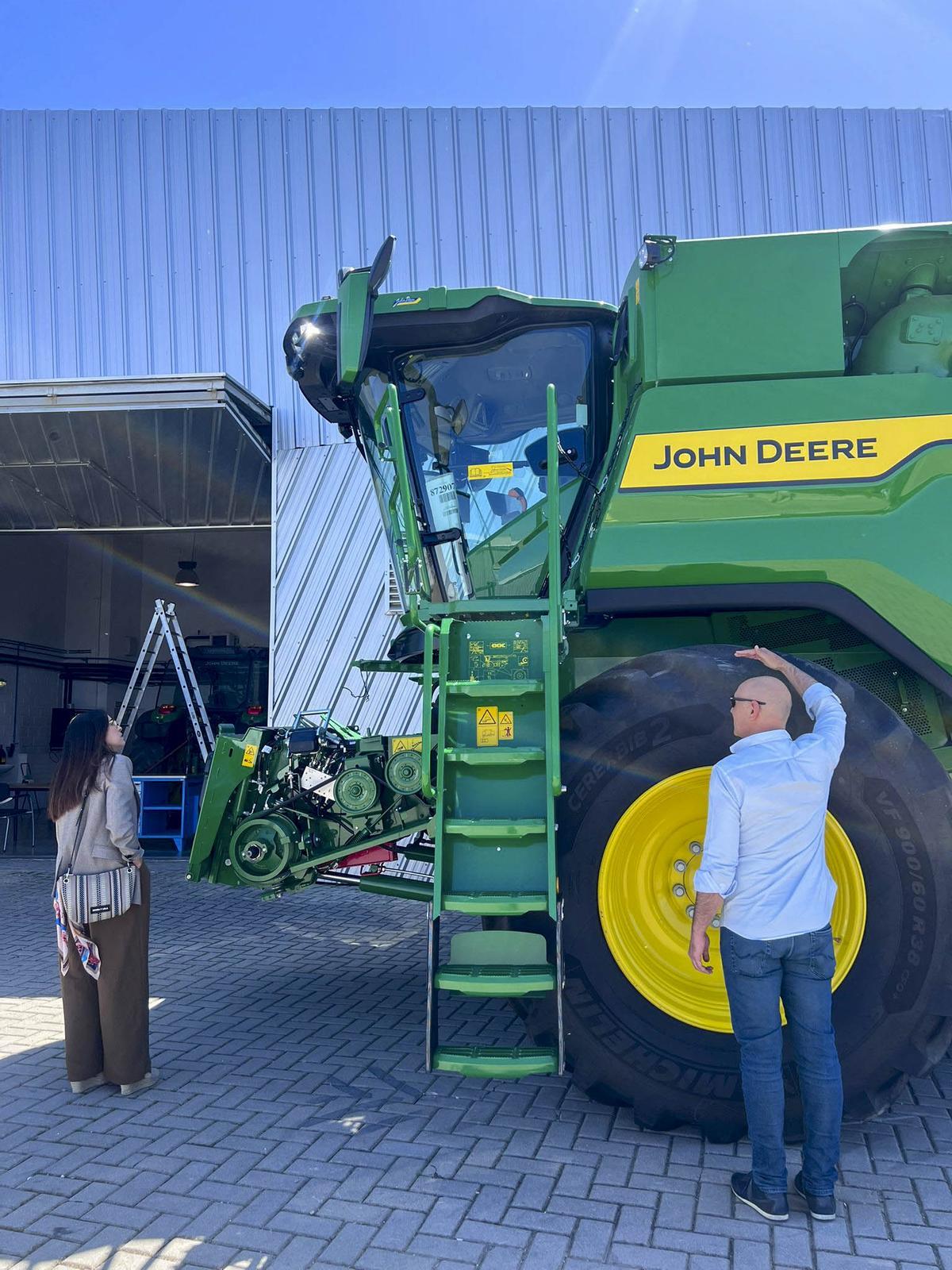 La Diputación de Córdoba visita el centro de innovación de John Deere en Parla para estudiar colaboraciones con Agrosocial Plus.
