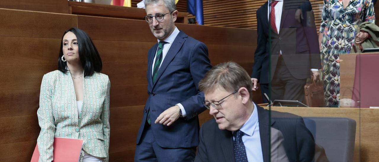 Rebeca Torró, Arcadi España, Miguel Mínguez y Josefina Bueno, bajan la escalera del hemiciclo y pasan por delante de Ximo Puig.